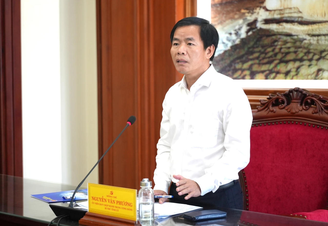 Bí thư Tỉnh ủy Quảng Trị Nguyễn Văn Phương chủ trì buổi làm việc thúc đẩy hoạt động xuất nhập khẩu trên địa bàn. Ảnh: T.Đ