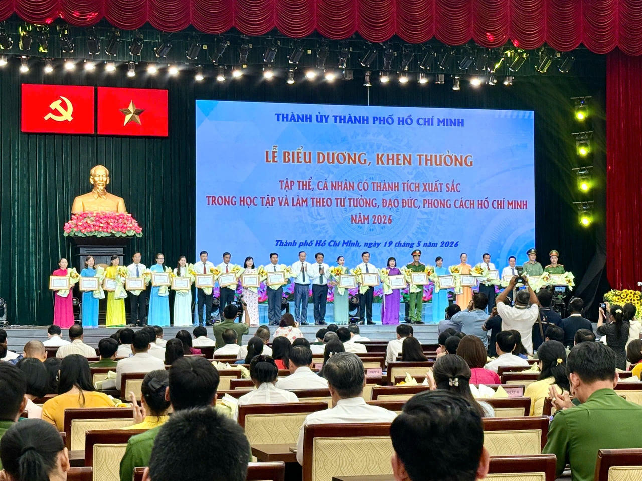 Việc học tập và noi theo tư tưởng, đạo đức, phong cách của Người luôn được xác định là nhiệm vụ trọng tâm, then chốt.