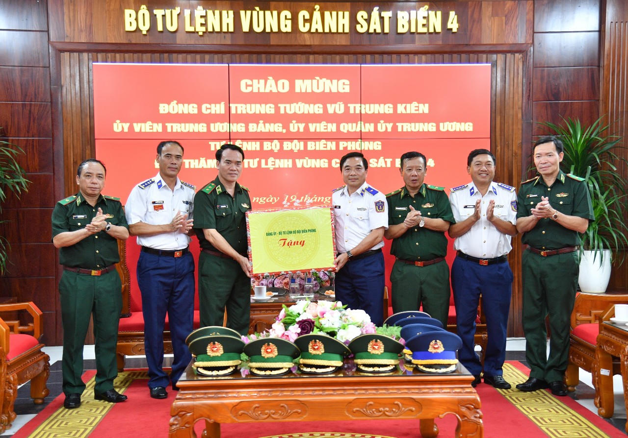 Tư lệnh Bộ đội Biên phòng thăm, làm việc tại Bộ Tư lệnh Vùng Cảnh sát biển 4