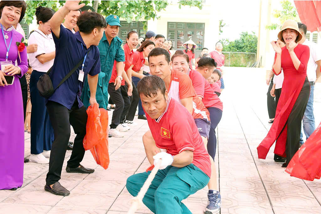 Các vận động viên thi đấu môn kéo co tại Đại hội.