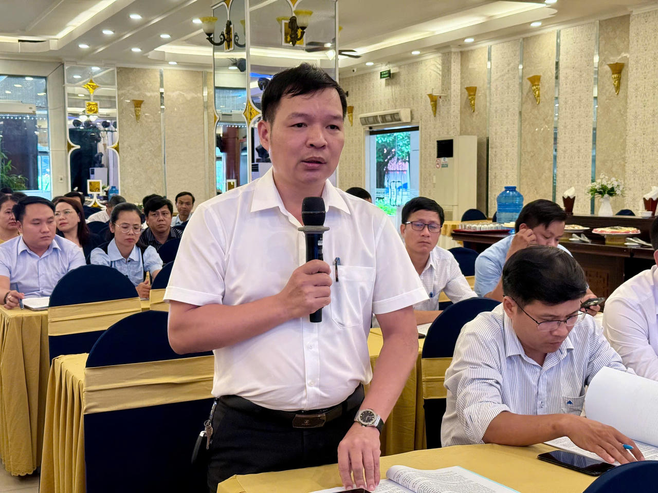 Các đại biểu thảo luận tại hội nghị&nbsp;