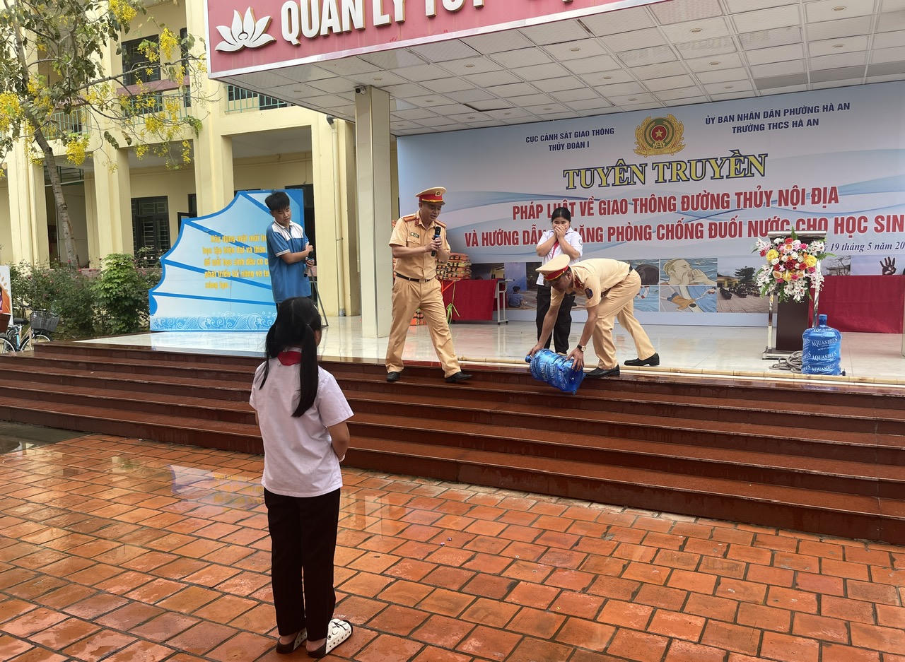 Thủy Đoàn I tuyên truyền pháp luật về giao thông và hướng dẫn chống đuối nước tại Quảng Ninh