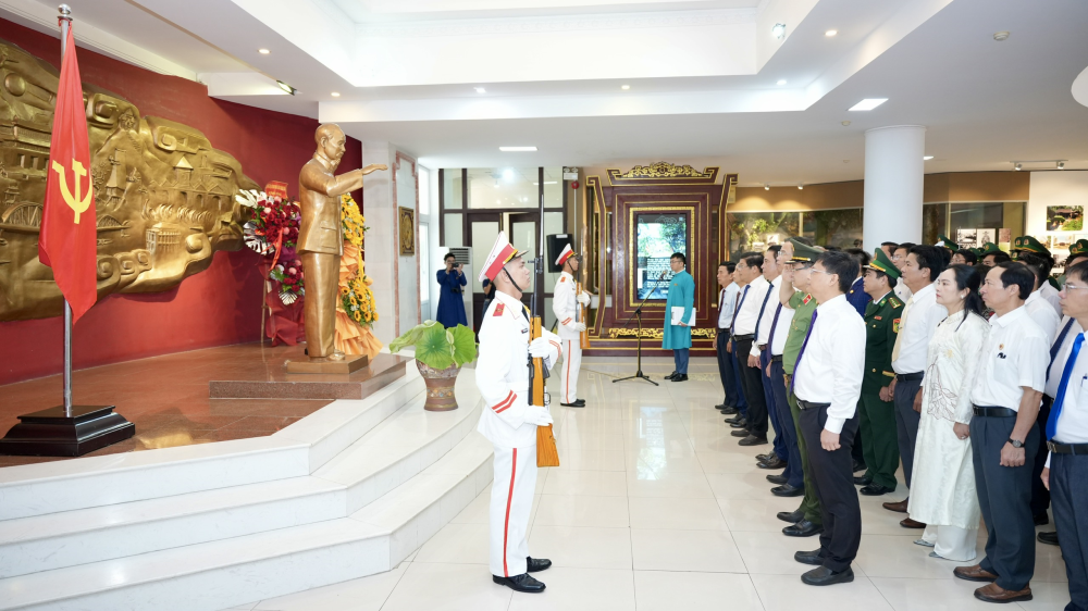 Các đại biểu dâng hoa tưởng niệm Chủ tịch Hồ Chí Minh tại Bảo tàng Hồ Chí Minh thành phố Huế.