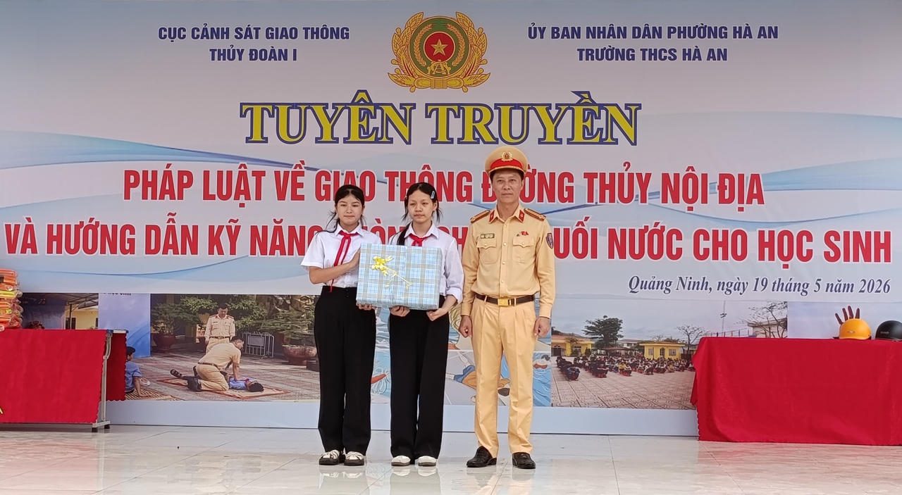 Thủy Đoàn I tuyên truyền pháp luật về giao thông và hướng dẫn chống đuối nước tại Quảng Ninh