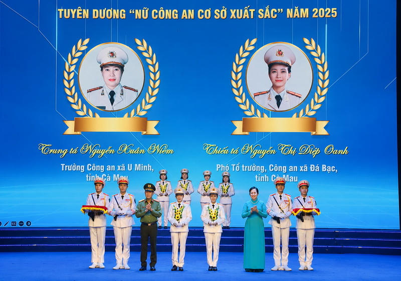 Những 'bông hồng thép' giữ bình yên vùng đất 'cuối trời Nam'