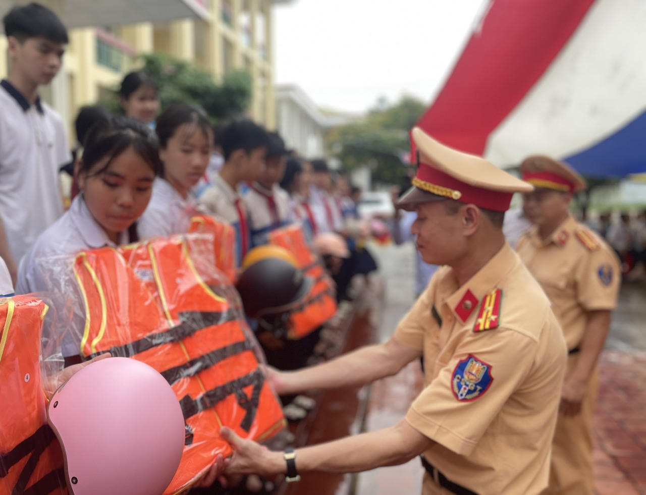 Thủy Đoàn I tuyên truyền pháp luật về giao thông và hướng dẫn chống đuối nước tại Quảng Ninh