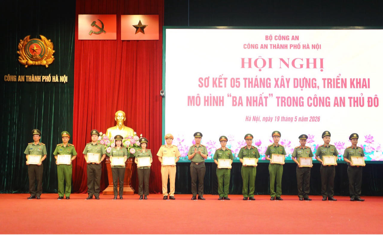 Đại tá Nguyễn Ngọc Quyền trao Giấy khen của Giám đốc CATP tặng các tập thể có thành tích trong triển khai mô hình "Ba nhất" trong Công an Thủ đô