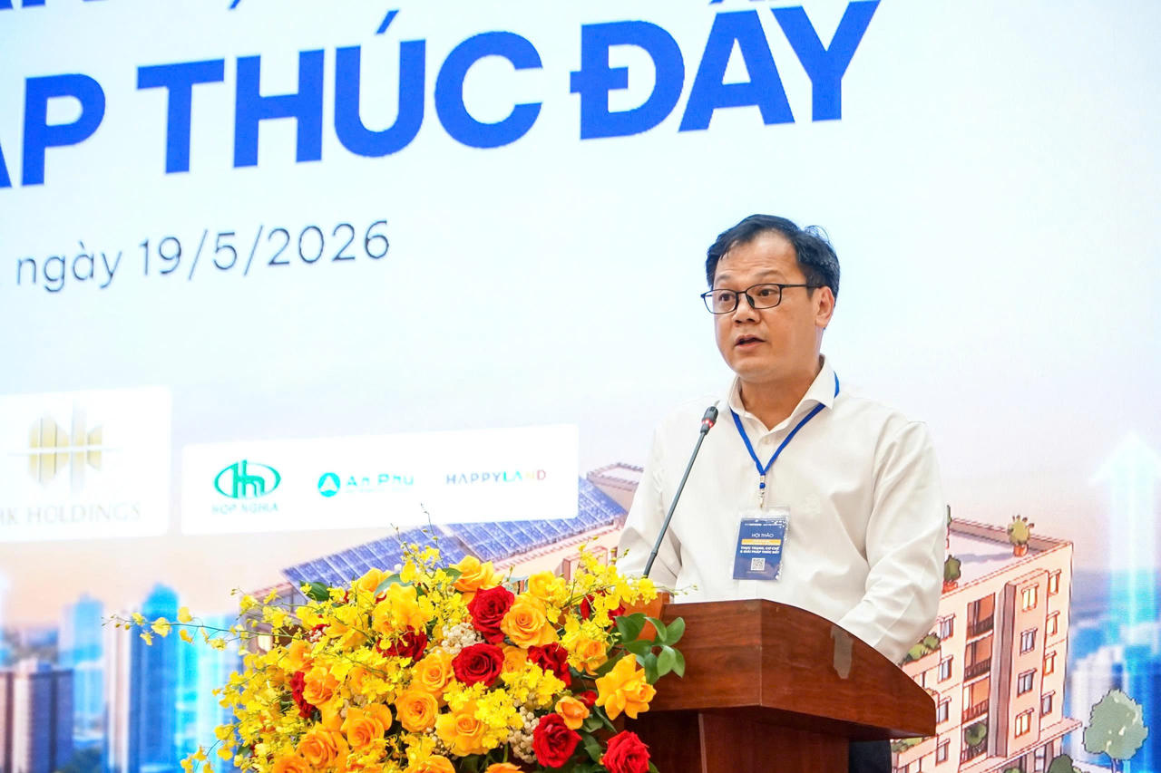 Ông Chử Văn Hải - Phó Vụ trưởng, Phó Chánh Văn phòng Ban Chỉ đạo Trung ương về chính sách nhà ở và thị trường bất động sản phát biểu tham luận tại Hội thảo