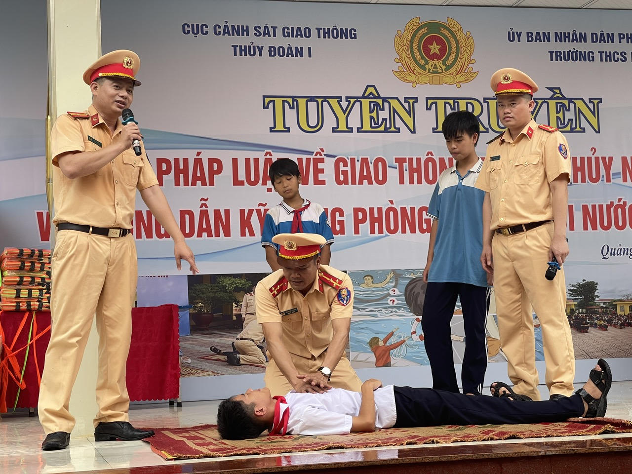 Thủy Đoàn I tuyên truyền pháp luật về giao thông và hướng dẫn chống đuối nước tại Quảng Ninh