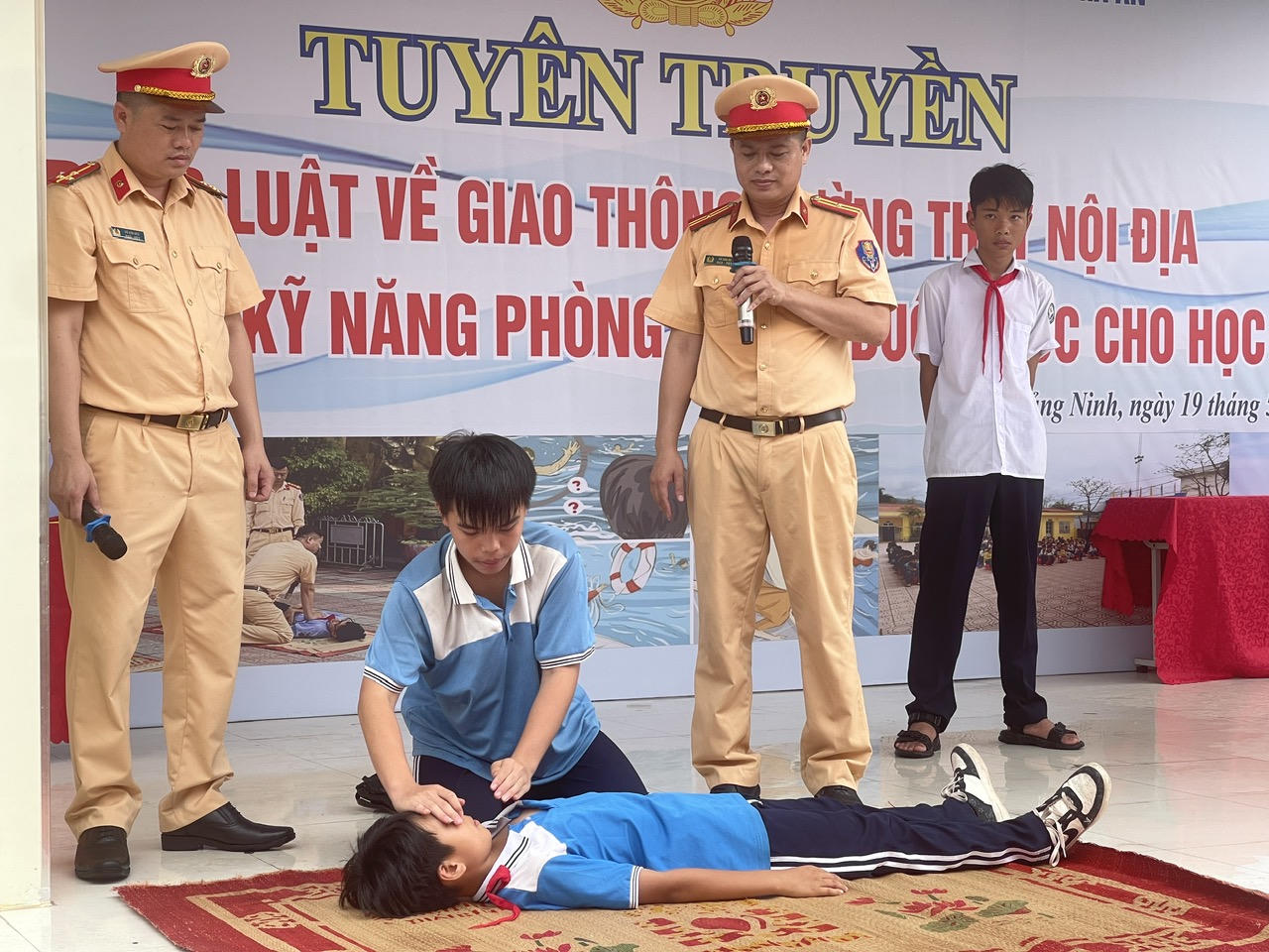 Thủy Đoàn I tuyên truyền pháp luật về giao thông và hướng dẫn chống đuối nước tại Quảng Ninh