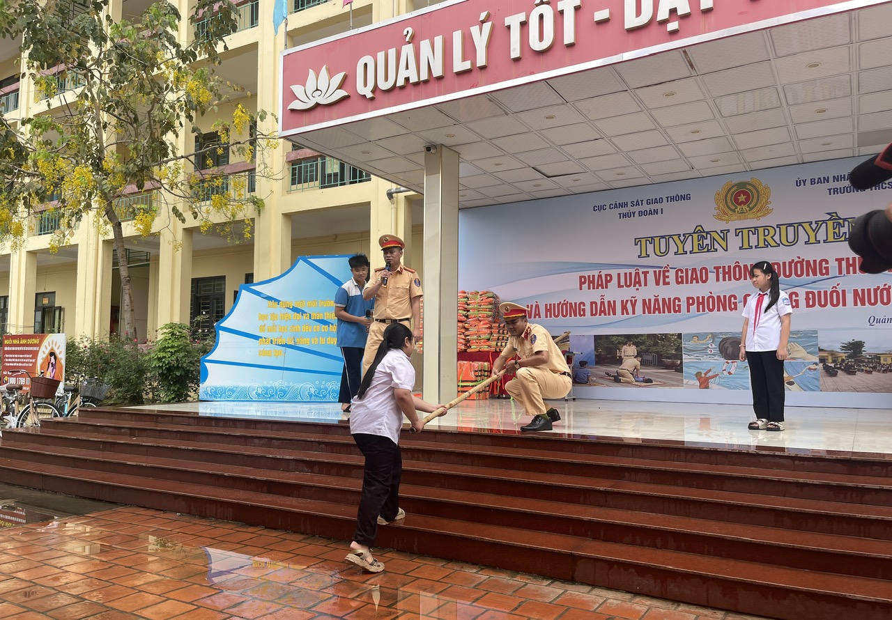 Thủy Đoàn I tuyên truyền pháp luật về giao thông và hướng dẫn chống đuối nước tại Quảng Ninh