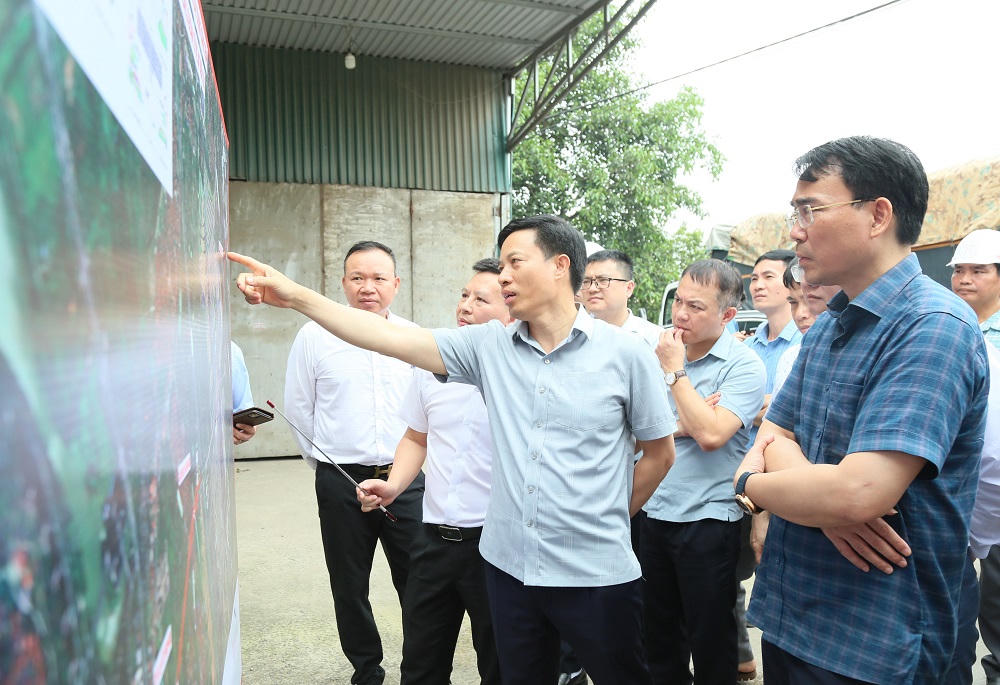 Phó Chủ tịch UBND tỉnh Lại Văn Hoàn nghe báo cáo tiến độ triển khai dự án xây dựng đường Vành đai 3,5 (đoạn từ ĐT.378 đến QL.5).