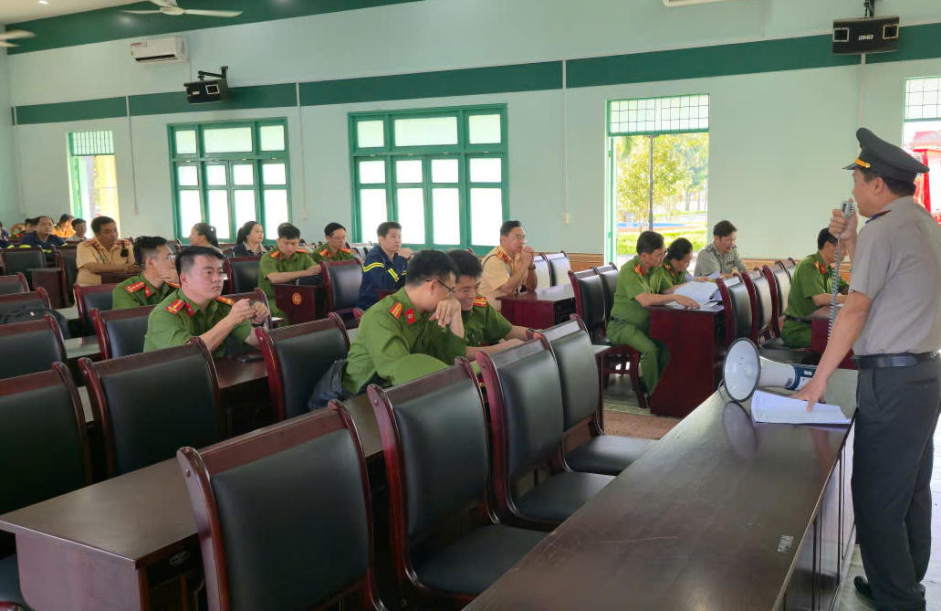 Trưởng phòng Nguyễn Văn Lập tại một buổi trao đổi về cưỡng chế thi hành án với các lực lượng phối hợp liên ngành.