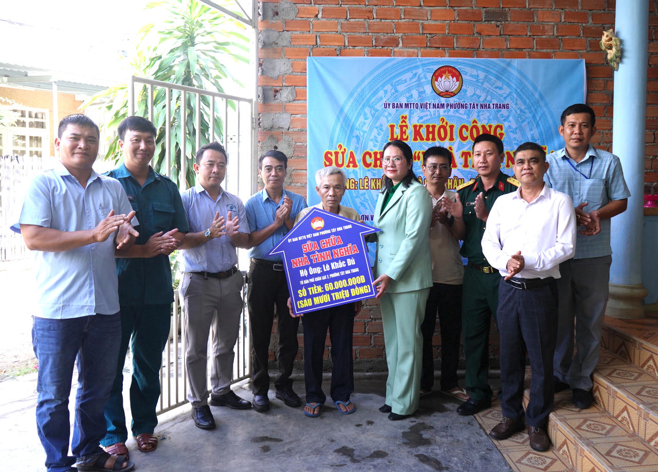 Lãnh đạo phường Tây Nha Trang trao bảng tượng trưng kinh phí sửa chữa nhà cho hộ ông Lê Khắc Đủ.