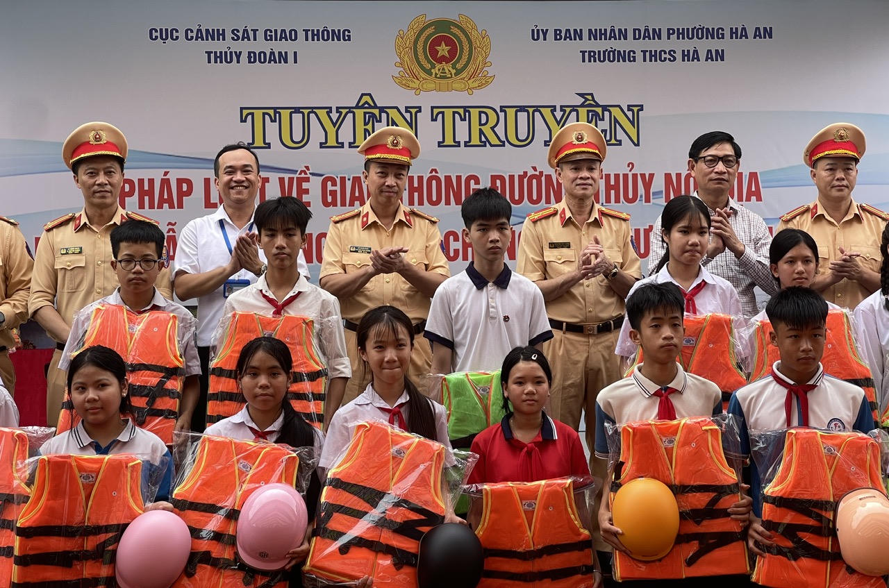 Thủy Đoàn I tuyên truyền pháp luật về giao thông và hướng dẫn chống đuối nước tại Quảng Ninh