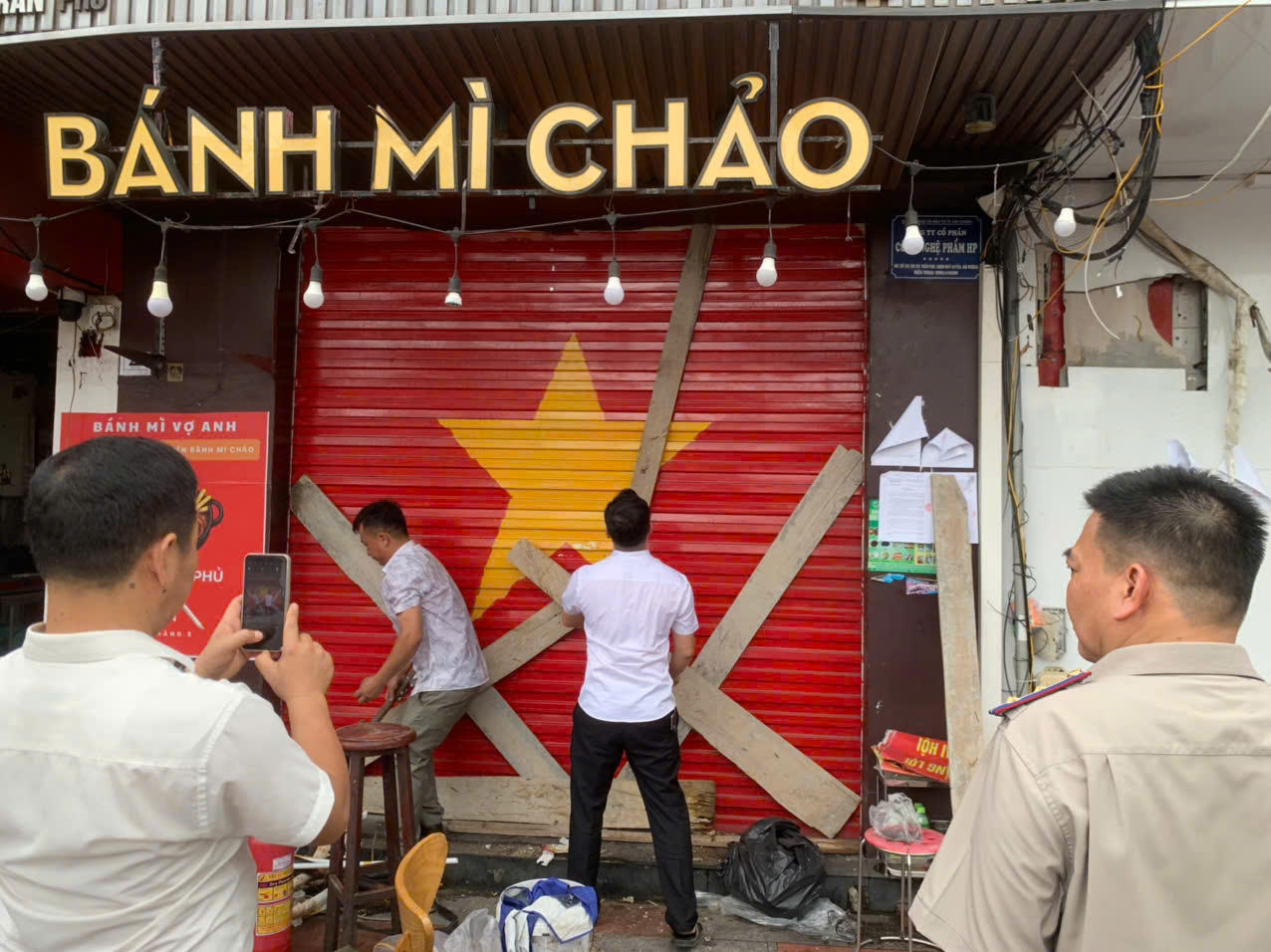 Việc bàn giao nhà số 152-153 Trần Phú được thực hiện dưới sự chứng kiến của cơ quan thi hành án và chính quyền địa phương.