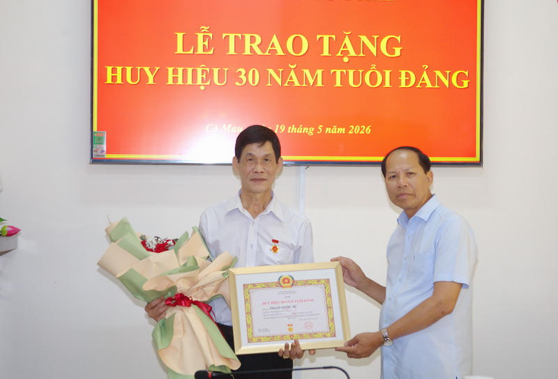 Phó Giám đốc Sở Tư pháp Cà Mau được trao tặng Huy hiệu 30 năm tuổi Đảng