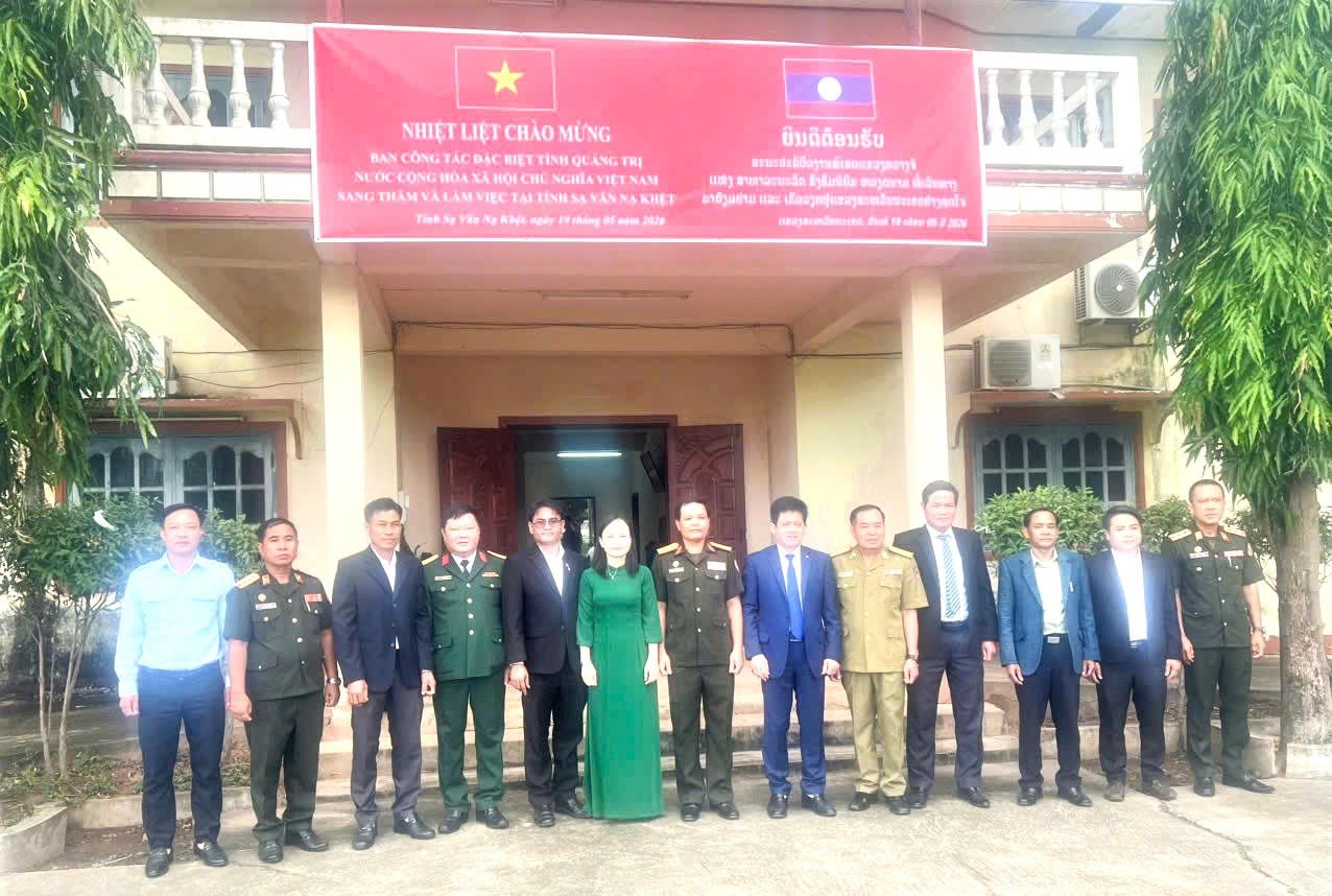 Ban Công tác Đặc biệt tỉnh Quảng Trị và Ban Công tác Đặc biệt tỉnh Sa Vẳn Na Khệt, nước Cộng hòa Dân chủ Nhân dân Lào chụp ảnh lưu niệm.