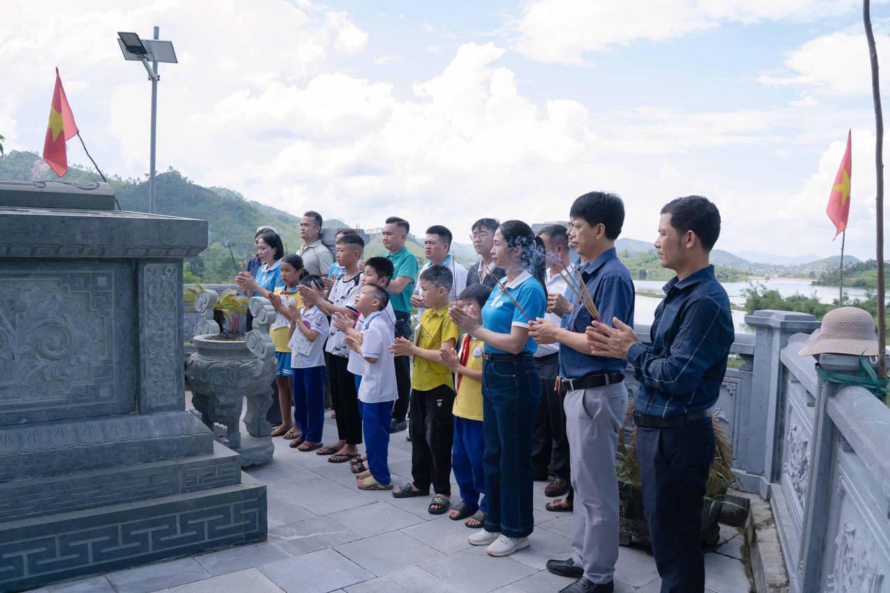 Hoạt động dâng hương tưởng niệm, báo ân trước Mộ La Sơn Phu Tử Nguyễn Thiếp