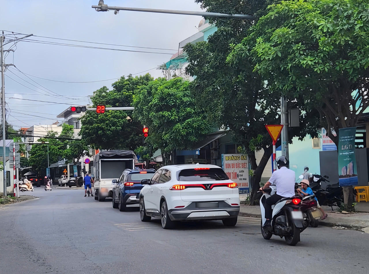 Lực lượng chức năng đang rà soát, đánh giá một số vị trí tại phường Đồng Hới để kiến nghị điều chỉnh, bảo đảm phù hợp với thực tế tổ chức giao thông.