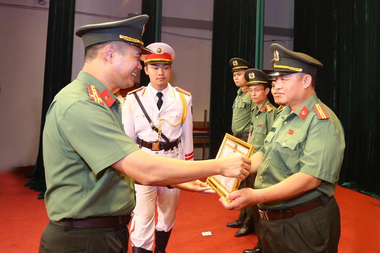 Đại tá Nguyễn Ngọc Quyền trao Giấy khen của Giám đốc CATP tặng các cá nhân có thành tích trong triển khai mô hình "Ba nhất" trong toàn lực lượng Công an Thủ đô