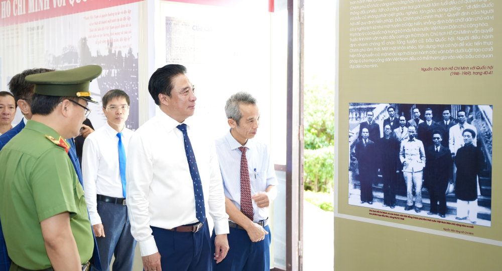 Khai mạc triển lãm “Ngày hội non sông - Lá phiếu của niềm tin và trách nhiệm”