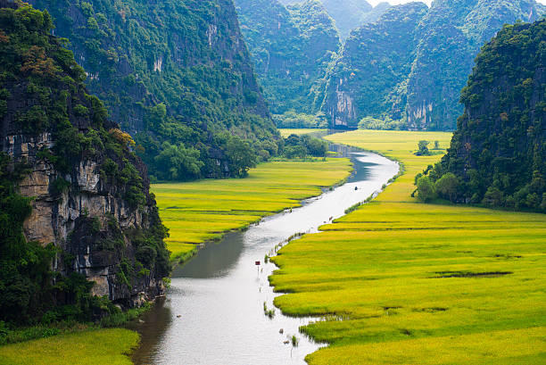 Phát huy lợi thế về địa hình karst cùng hệ thống hang động, sông nước và cảnh quan thiên nhiên đặc sắc, Ninh Bình có nhiều điều kiện thuận lợi để phát triển mạnh các loại hình du lịch sinh thái, du lịch văn hóa và nghỉ dưỡng chất lượng cao.