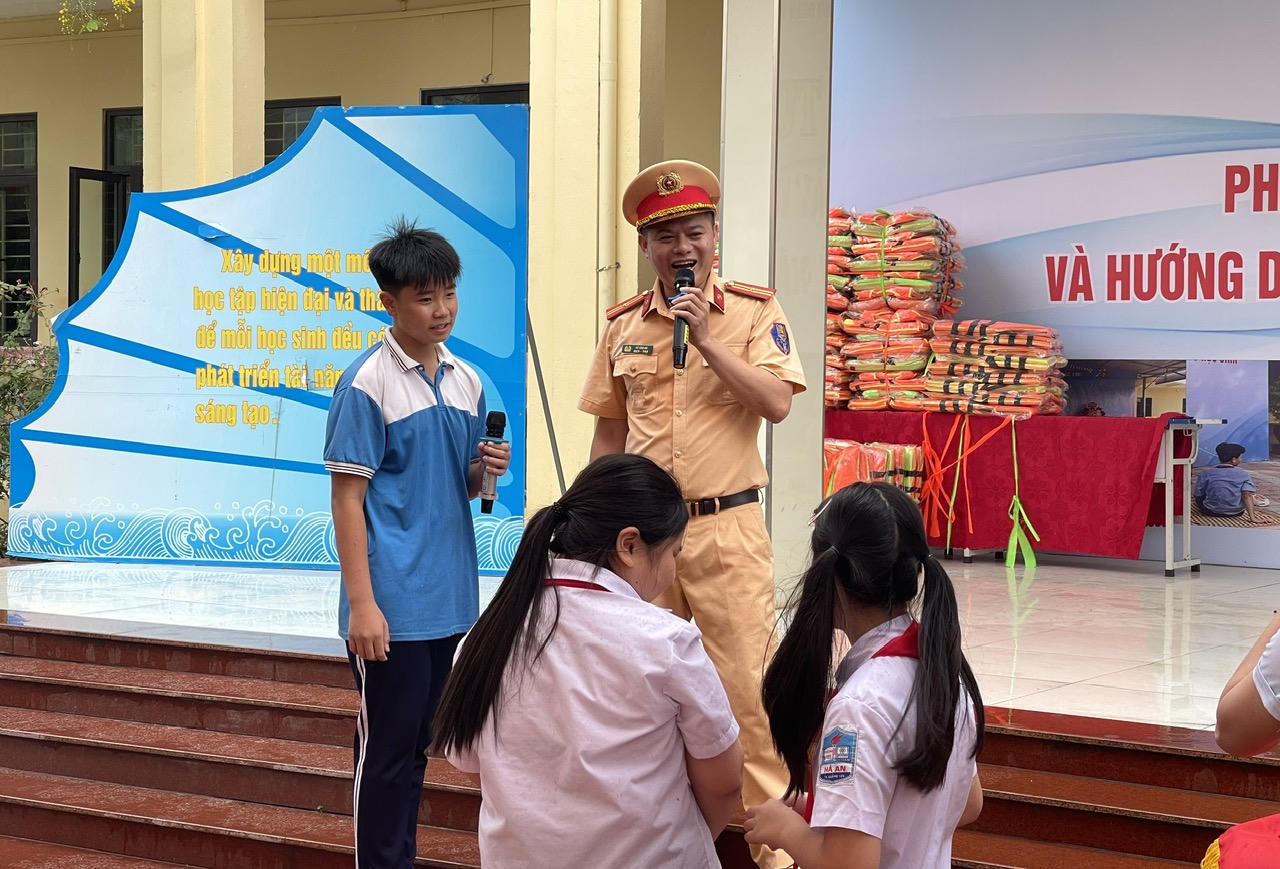 Thủy Đoàn I tuyên truyền pháp luật về giao thông và hướng dẫn chống đuối nước tại Quảng Ninh