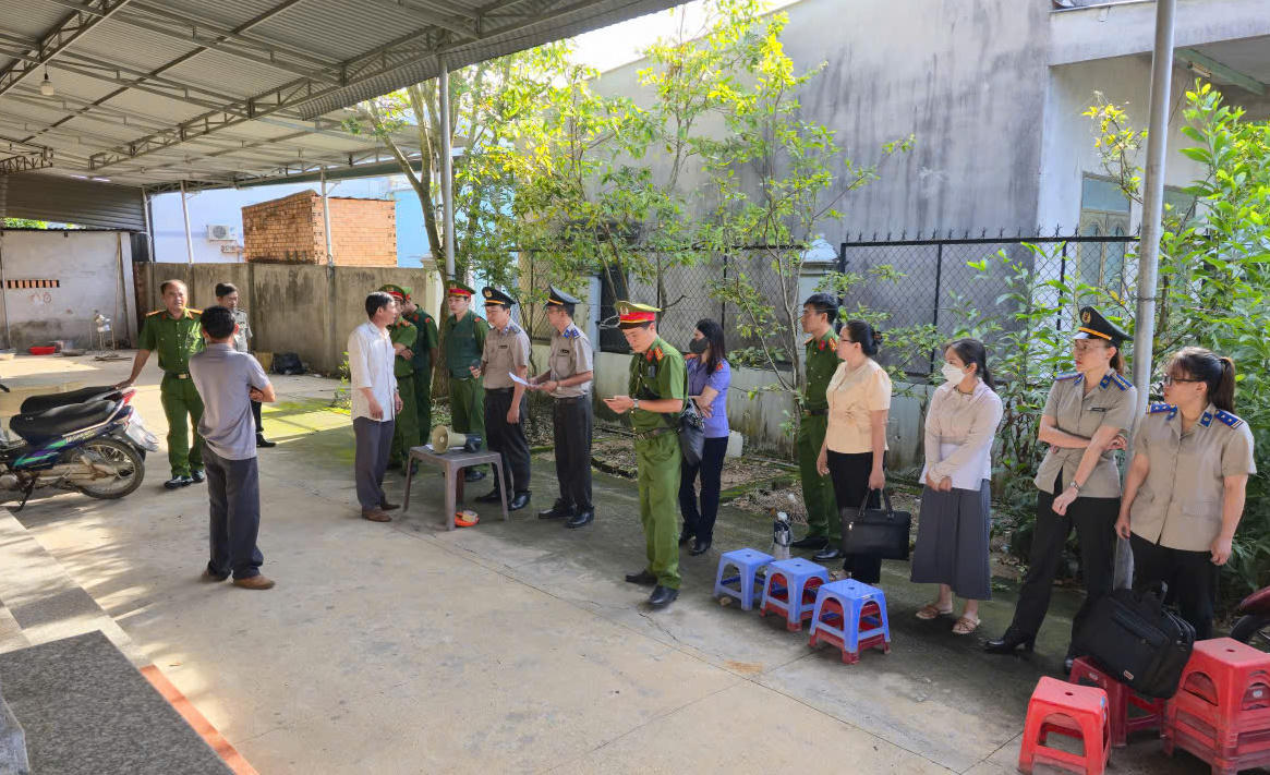 Chấp hành viên Nguyễn Văn Lập cùng đồng nghiệp trong một buổi cưỡng chế thi hành án.