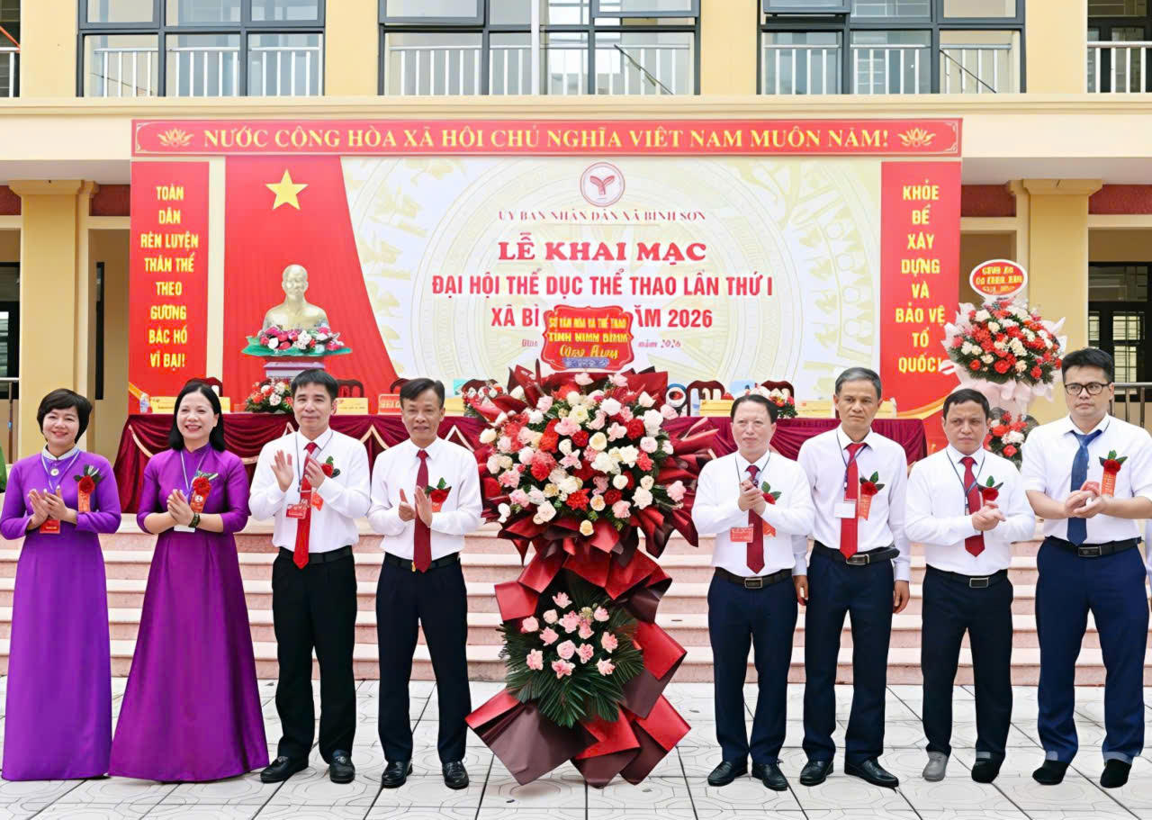 Lãnh đạo Sở Văn hóa và Thể thao tỉnh Ninh Bình tặng hoa chúc mừng Đại hội.