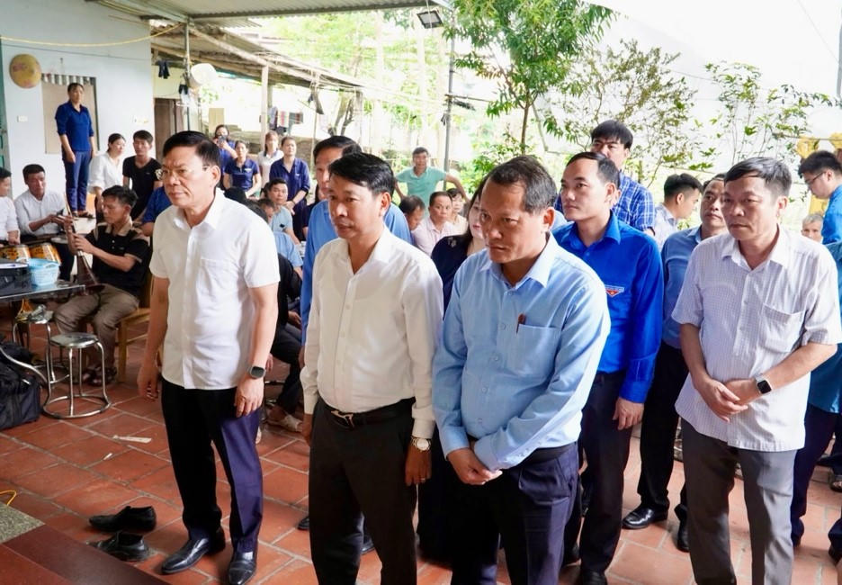 Phó Chủ tịch UBND tỉnh Nguyễn Khắc Hiếu viếng các cháu gặp nạn. Ảnh: XH