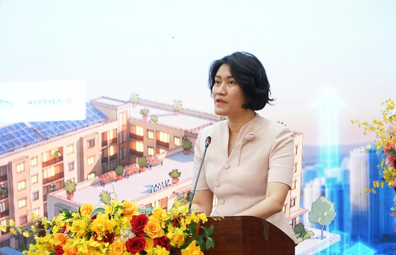 Bà Nguyễn Thị Hồng Nga - Tổng biên tập Báo Xây dựng phát biểu tại Hội thảo