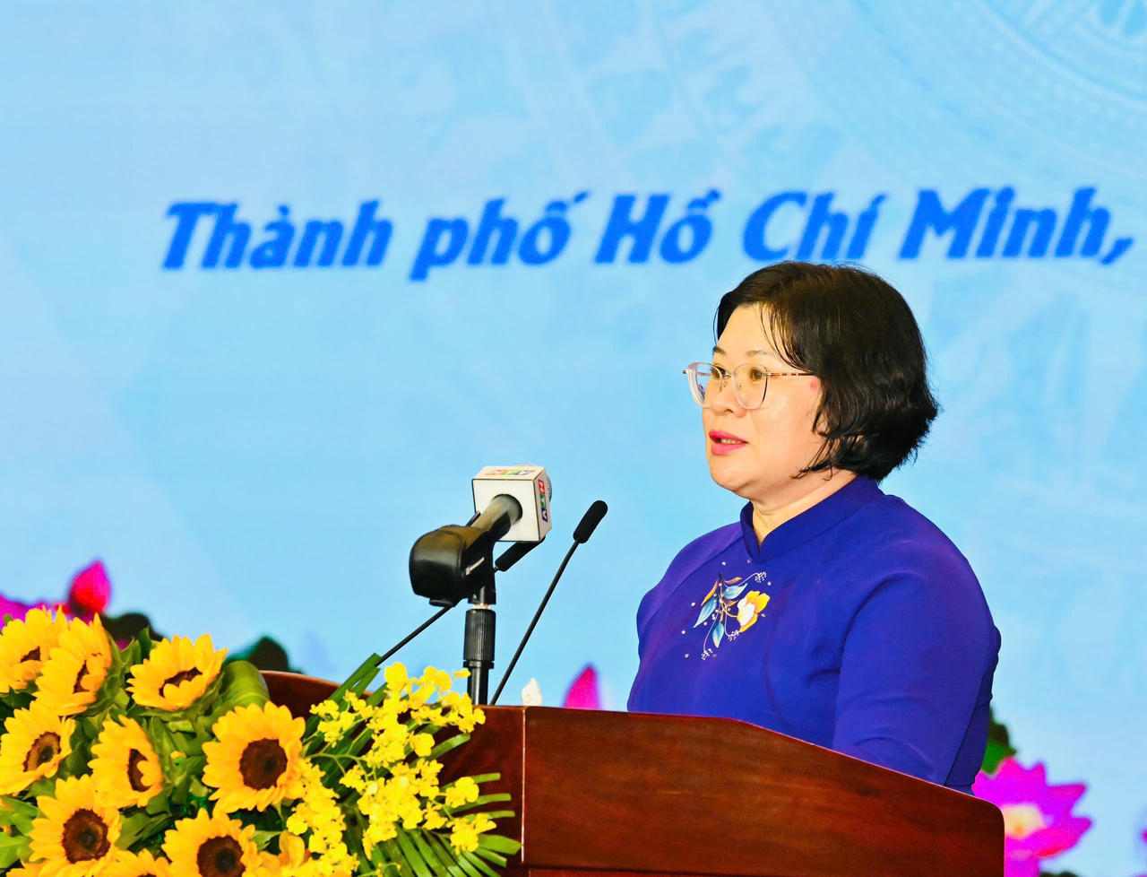 Phó Bí thư Thành ủy TPHCM Văn Thị Bạch Tuyết ghi nhận và đánh giá cao những đóng góp của các điển hình được vinh danh.