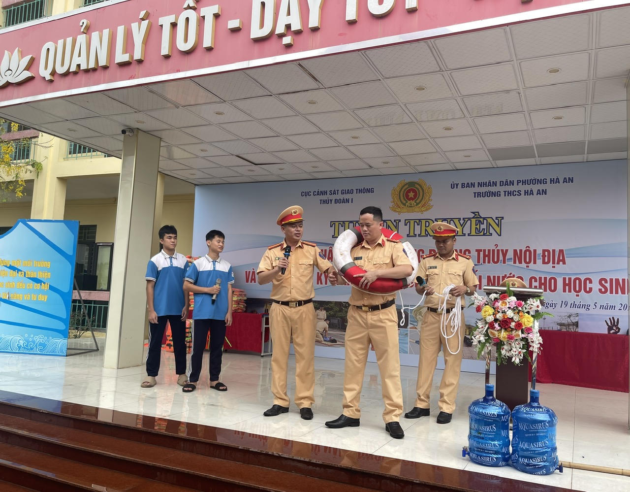 Thủy Đoàn I tuyên truyền pháp luật về giao thông và hướng dẫn chống đuối nước tại Quảng Ninh