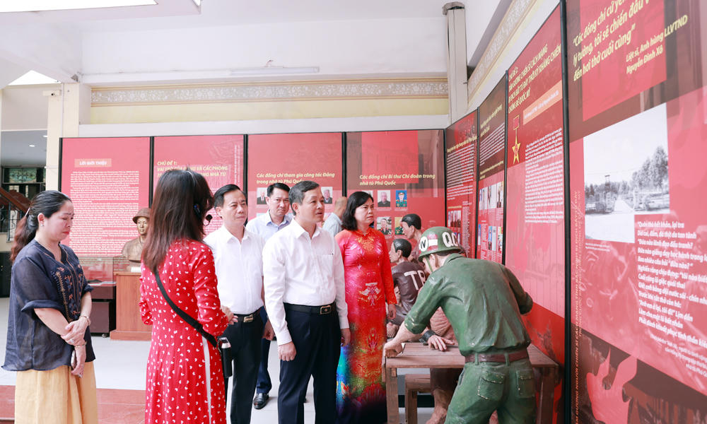 Đại biểu tham quan trưng bày chuyên đề tại Bảo tàng Bắc Ninh số 1.