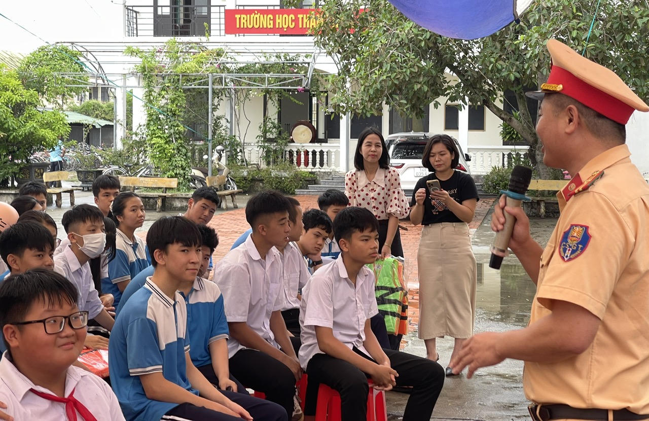 Thủy Đoàn I tuyên truyền pháp luật về giao thông và hướng dẫn chống đuối nước tại Quảng Ninh