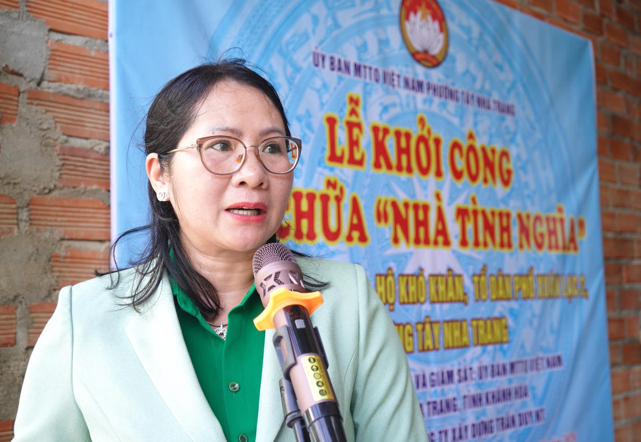 Bà Trần Thị Hồng Vân - Chủ tịch Ủy ban MTTQ Việt Nam phường Tây Nha Trang chia sẻ tại buổi lễ.
