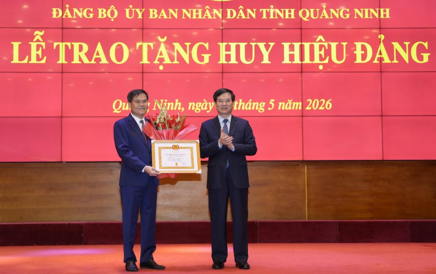 Ông Bùi Văn Khắng - Phó Bí thư Tỉnh ủy, Chủ tịch UBND tỉnh, Bí thư Đảng ủy UBND tỉnh Quảng Ninh nhận Huy hiệu 30 năm tuổi Đảng.