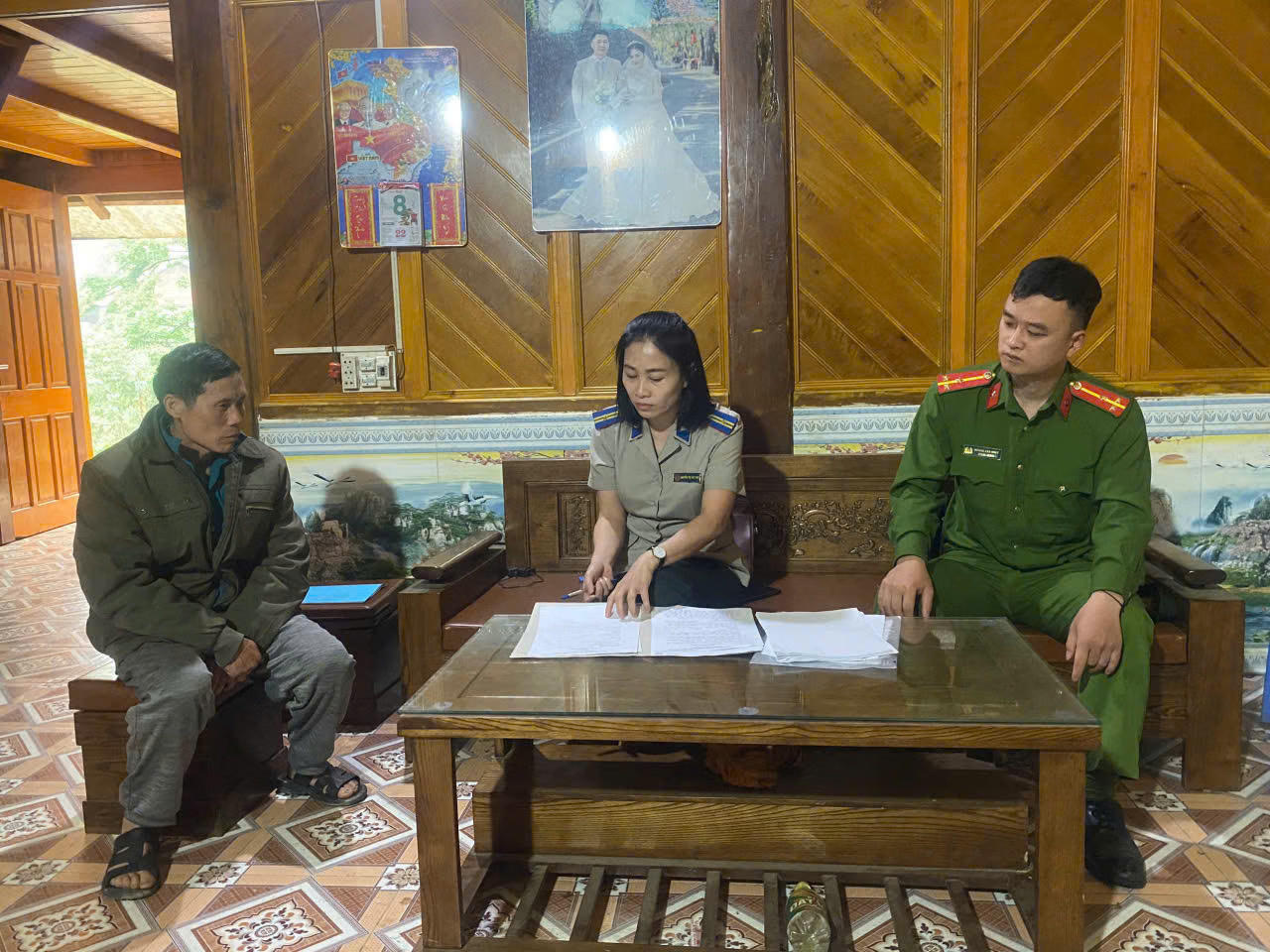 Chấp hành viên Nguyễn Thị Thu Thủy, Phòng Thi hành án dân sự khu vực 7- Lào Cai trong một lần đi thi hành án