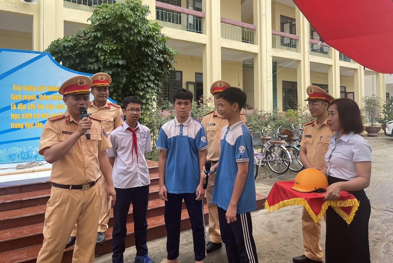 Thủy Đoàn I tuyên truyền pháp luật về giao thông và hướng dẫn chống đuối nước tại Quảng Ninh