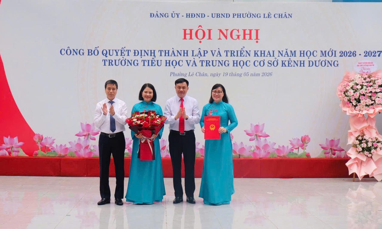 Lãnh đạo phường Lê Chân trao quyết định thành lập Trường Tiểu học và THCS Kênh Dương.