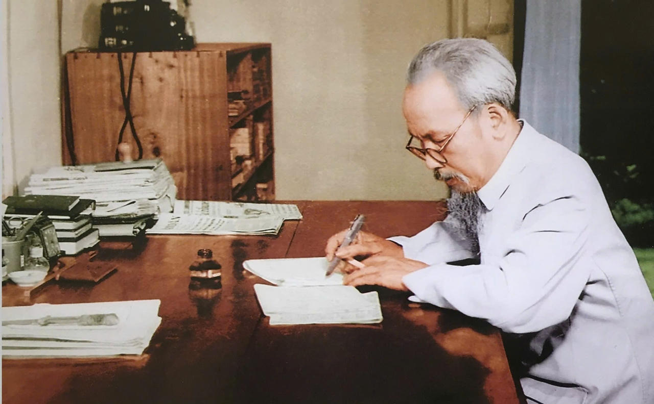 NHÀ BÁO HỒ CHÍ MINH