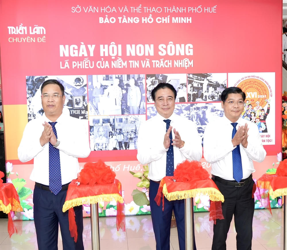 Lãnh đạo thành phố thực hiện nghi thức khai mạc triển lãm chuyên đề “Ngày hội non sông - Lá phiếu của niềm tin và trách nhiệm”.