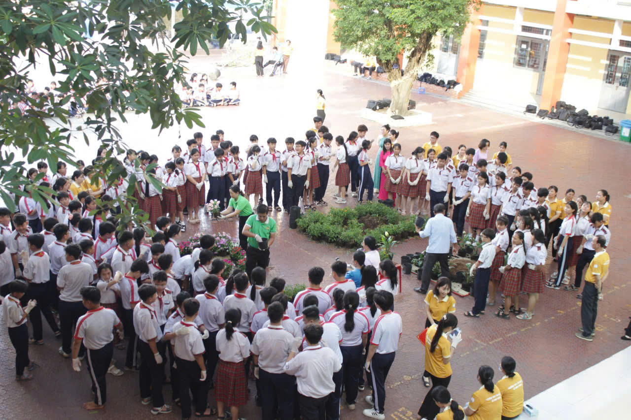 Hoạt động hướng dẫn trồng cây của Hội Nông dân xã Bình Chánh thu hút đông đảo thầy cô giáo và học sinh tham gia, góp phần lan tỏa tinh thần sống xanh và bảo vệ môi trường.