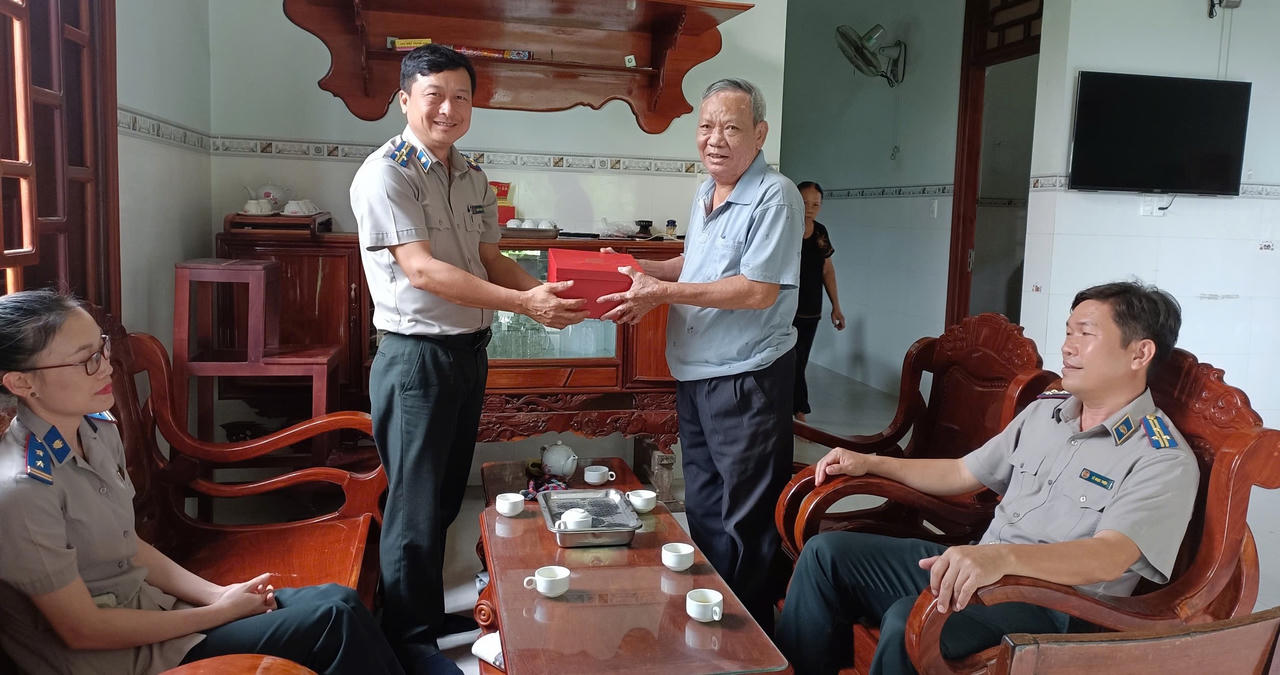 Ông Lập cùng cán bộ THADS thăm hỏi, tri ân gia đình có công với cách mạng tại địa phương.
