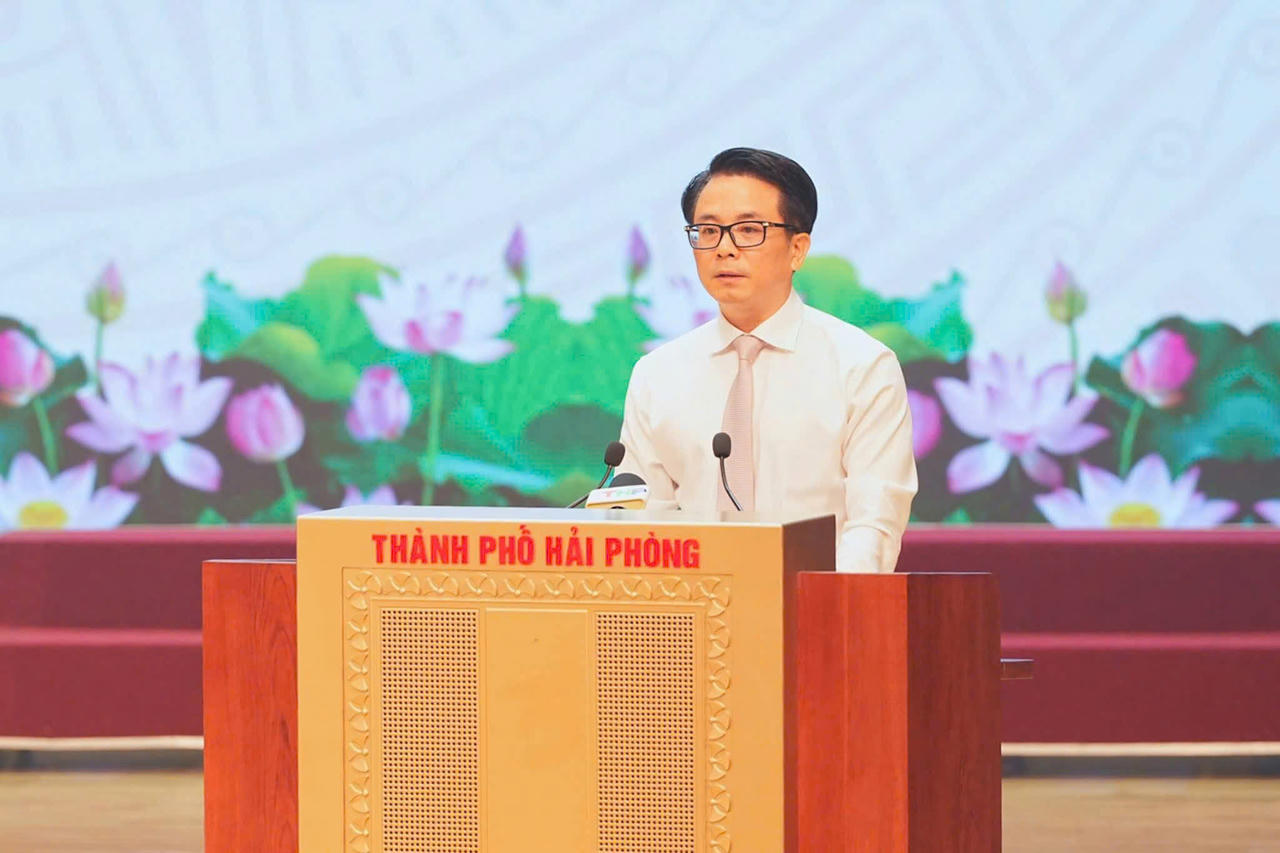Ông Lê Trí Vũ, Trưởng Ban Tổ chức Thành uỷ báo cáo tại hội nghị.