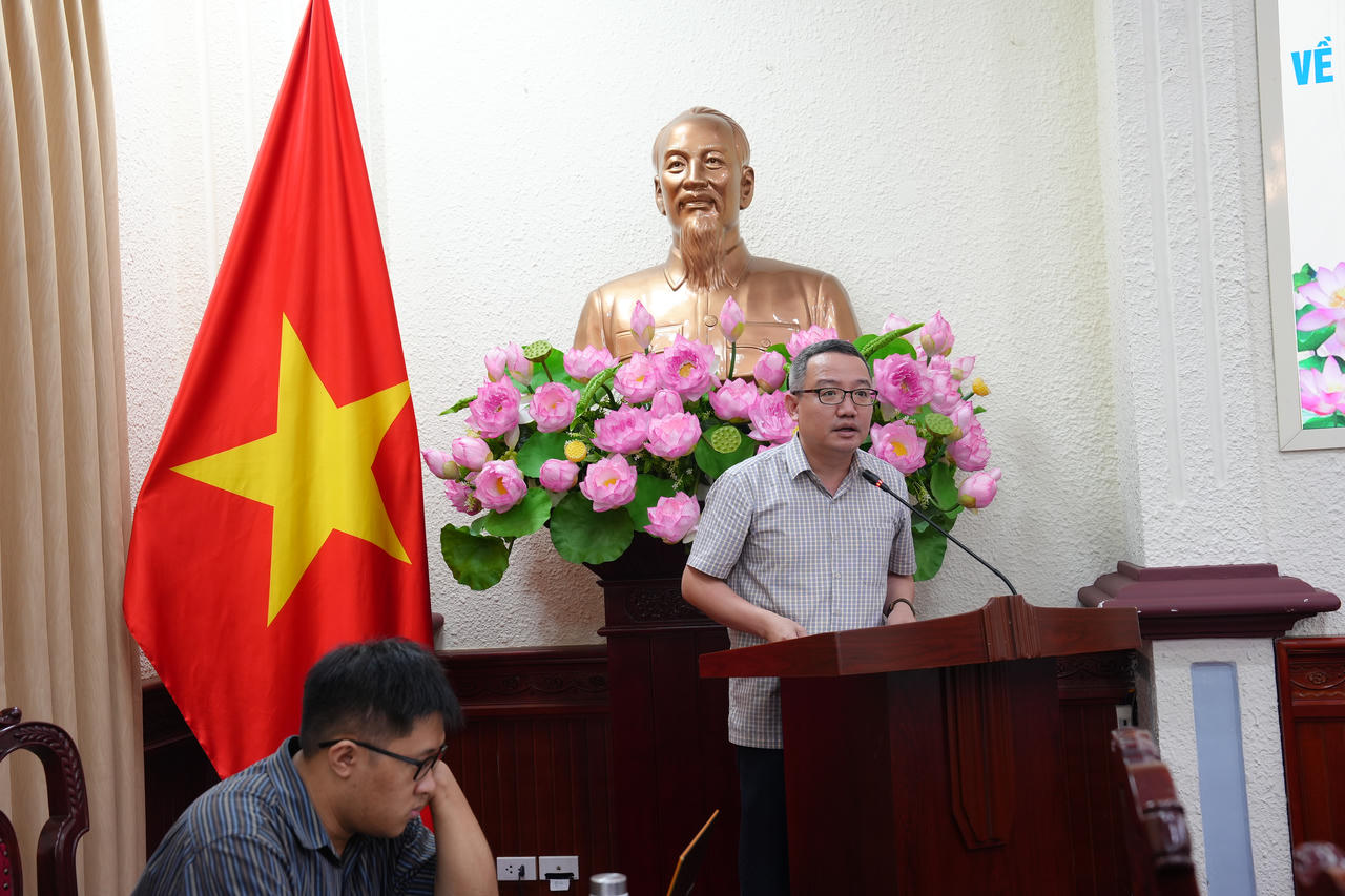 Cục trưởng Cục Kiểm tra văn bản và tổ chức thi hành pháp luật Hồ Quang Huy báo cáo tại cuộc họp.