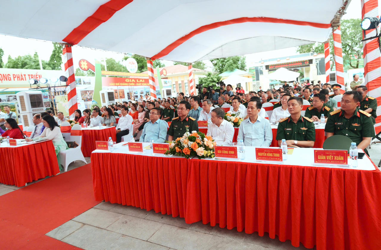 Các đại biểu tham dự khai mạc Triển lãm.