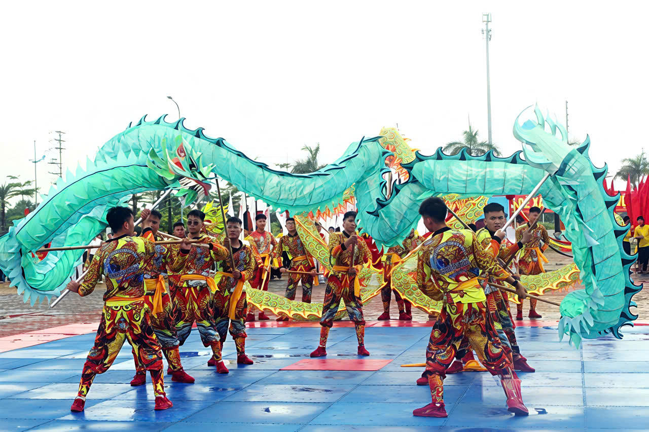 Màn múa rồng tại Đại hội TDTT phường Hà Nam.