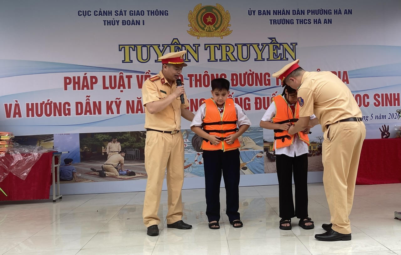 Thủy Đoàn I tuyên truyền pháp luật về giao thông và hướng dẫn chống đuối nước tại Quảng Ninh